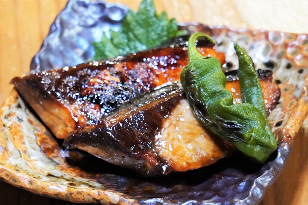 新鮮な魚を使用した煮付けやフライ、天ぷらなど、日々の食卓に取り入れやすいお惣菜を豊富にご用意しています。