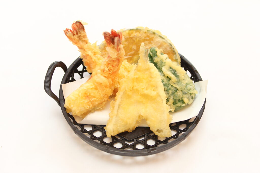 新鮮な魚を使用した煮付けやフライ、天ぷらなど、日々の食卓に取り入れやすいお惣菜を豊富にご用意しています。