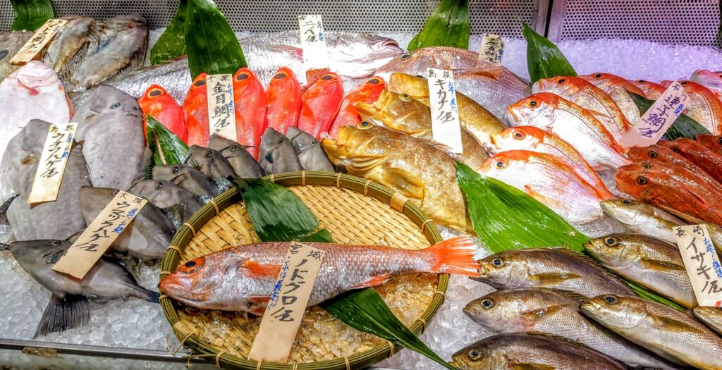 ご購入いただいた魚は、下処理や捌きにも無料で対応しておりますので、ご家庭でも手軽にお楽しみいただけます。