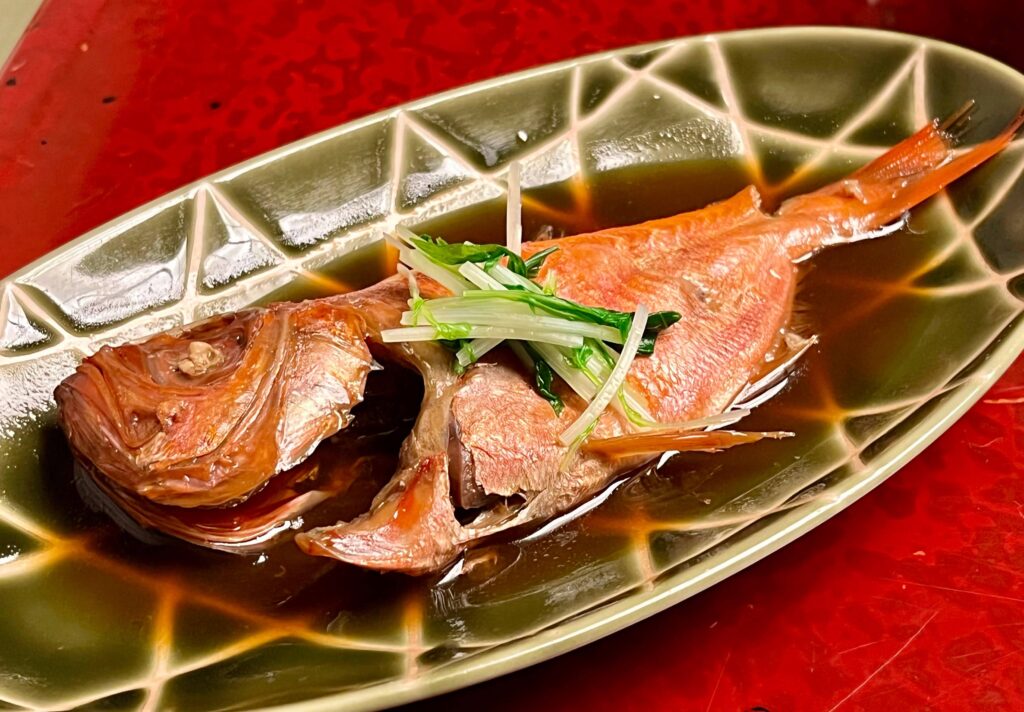 新鮮な魚を使用した煮付けやフライ、天ぷらなど、日々の食卓に取り入れやすいお惣菜を豊富にご用意しています。