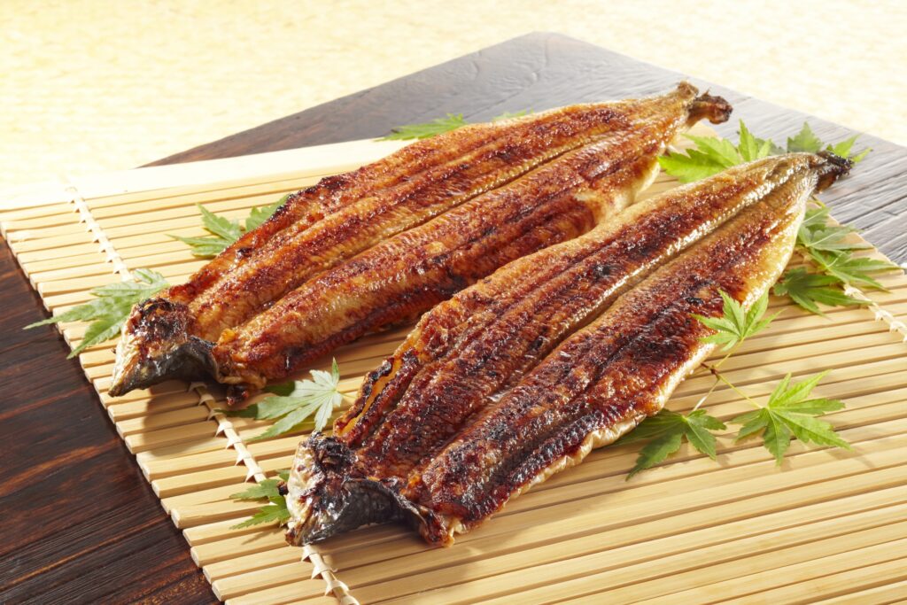 新鮮な魚を使用した煮付けやフライ、天ぷらなど、日々の食卓に取り入れやすいお惣菜を豊富にご用意しています。