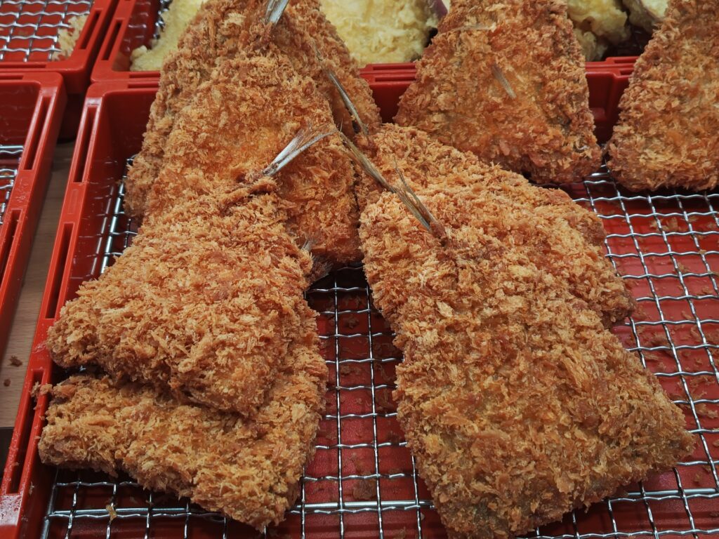 新鮮な魚を使用した煮付けやフライ、天ぷらなど、日々の食卓に取り入れやすいお惣菜を豊富にご用意しています。
