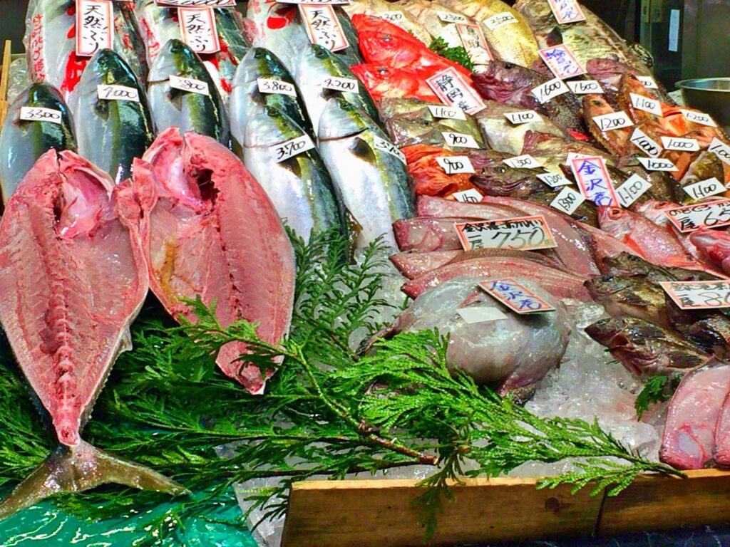 ご購入いただいた魚は、下処理や捌きにも無料で対応しておりますので、ご家庭でも手軽にお楽しみいただけます。