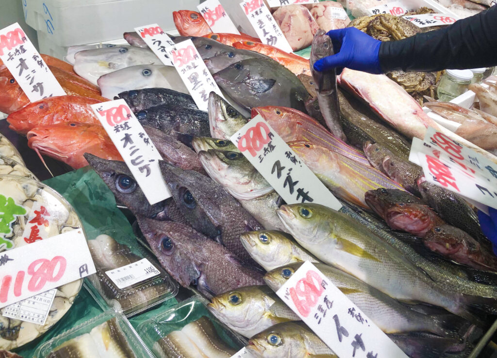 ご購入いただいた魚は、下処理や捌きにも無料で対応しておりますので、ご家庭でも手軽にお楽しみいただけます。