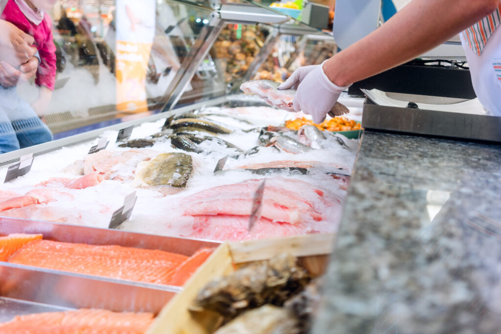 鮮魚とお惣菜を豊富にご用意