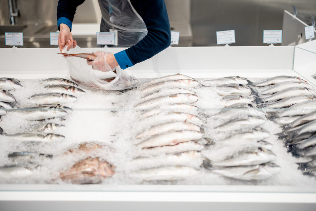 ご購入いただいた魚は、下処理や捌きにも無料で対応しておりますので、ご家庭でも手軽にお楽しみいただけます。